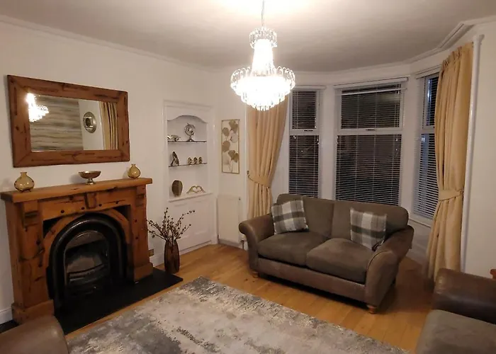 4 Private Bedroom House With 3 Parking Spaces Free