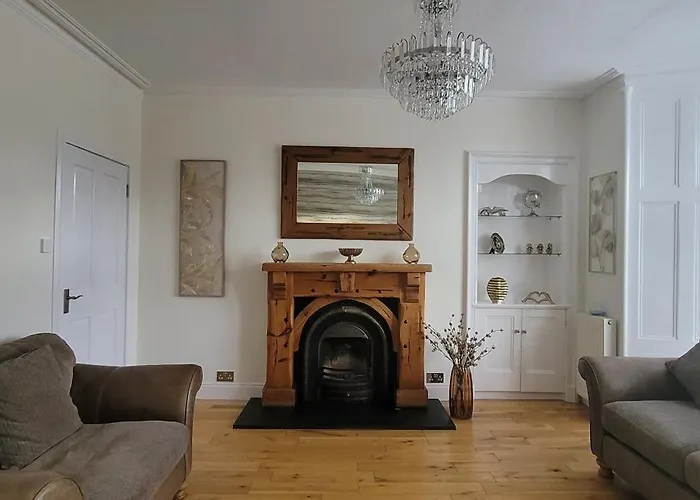 4 Private Bedroom House With 3 Parking Spaces Free