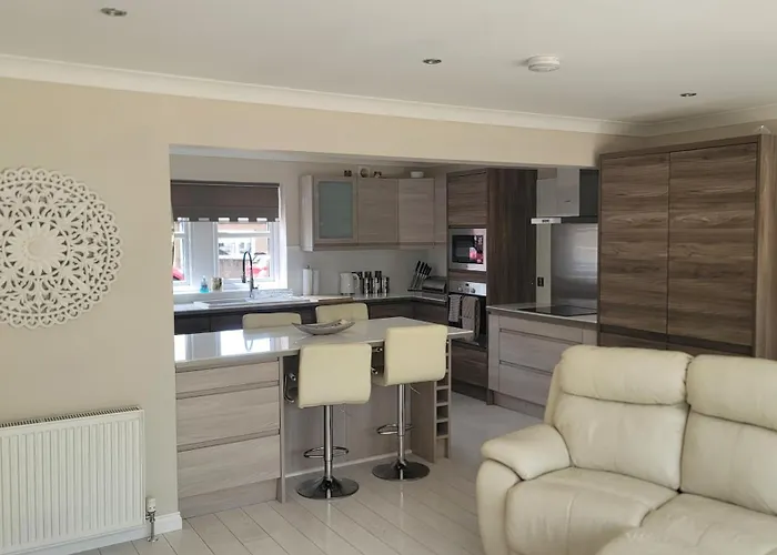 4 Private Bedroom House With 3 Parking Spaces Free