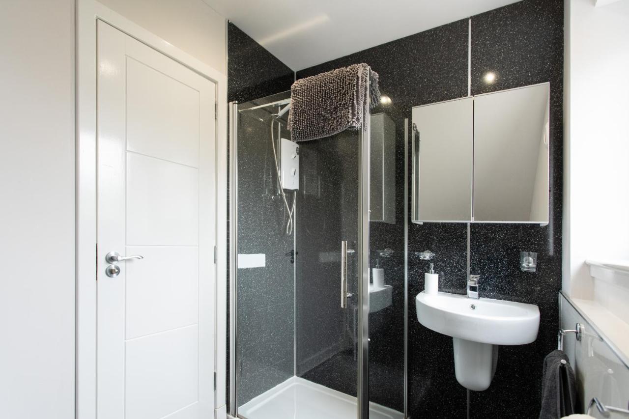 4 Private Bedroom House With 3 Parking Spaces Free *