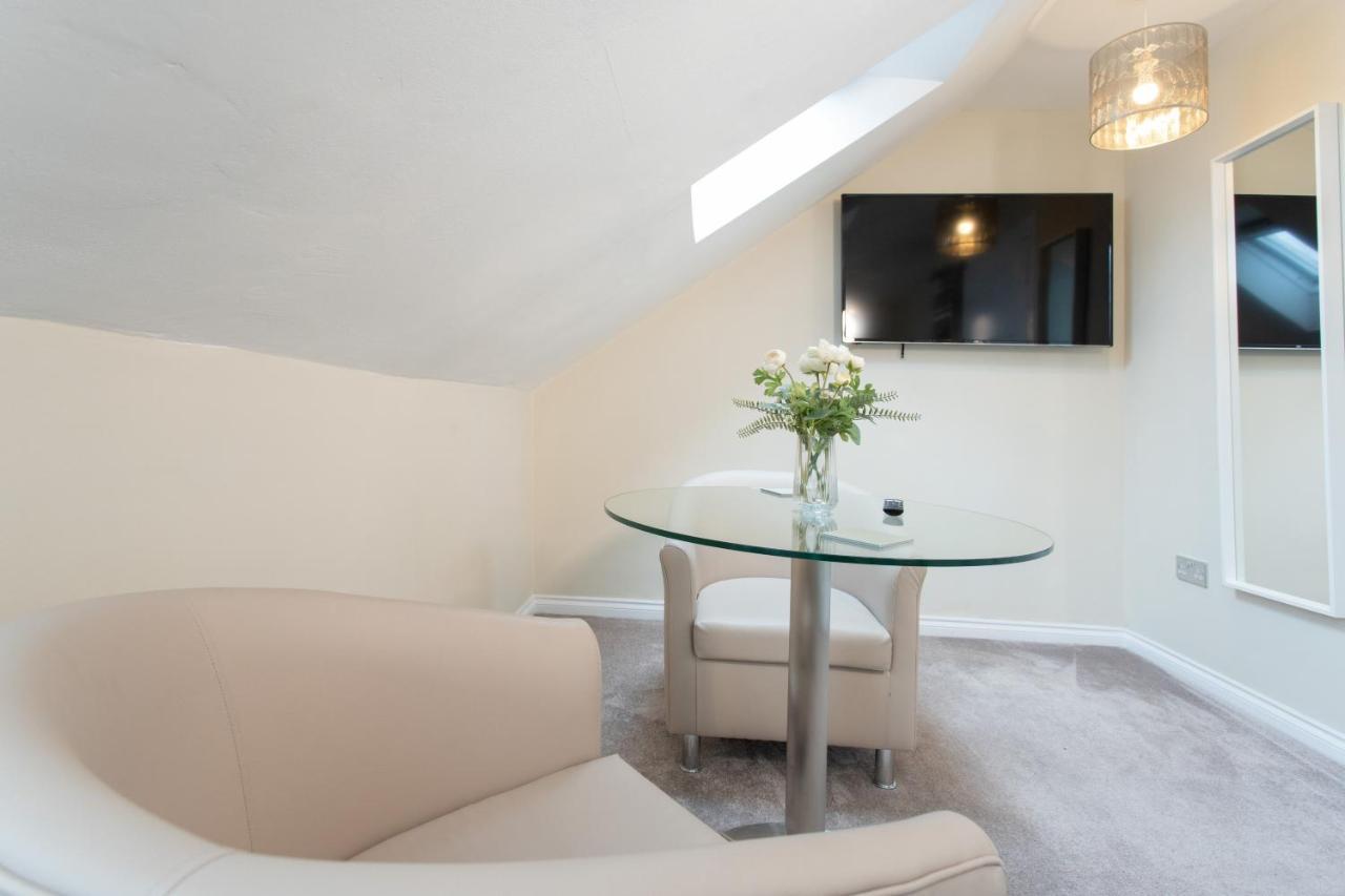 4 Private Bedroom House With 3 Parking Spaces Free *