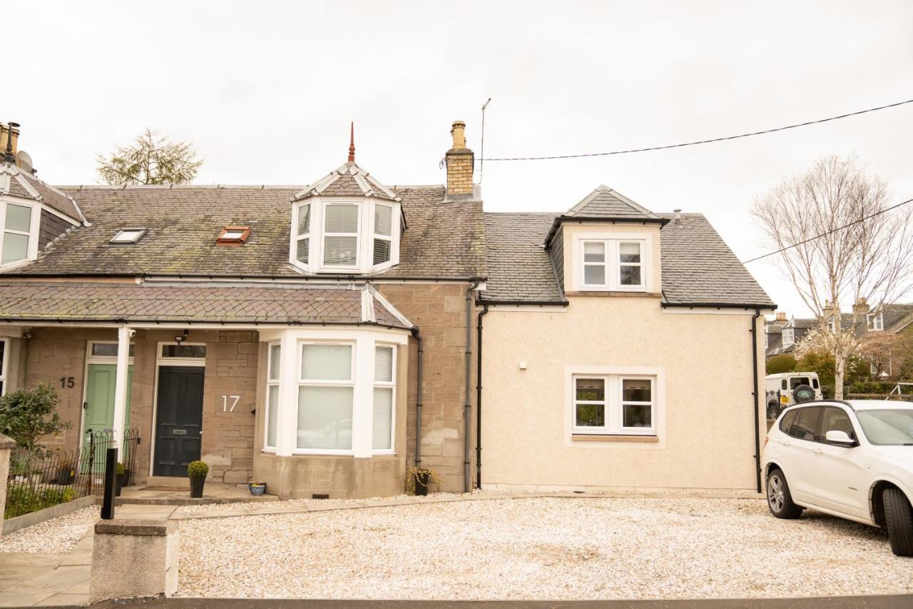 4 Private Bedroom House With 3 Parking Spaces Free *