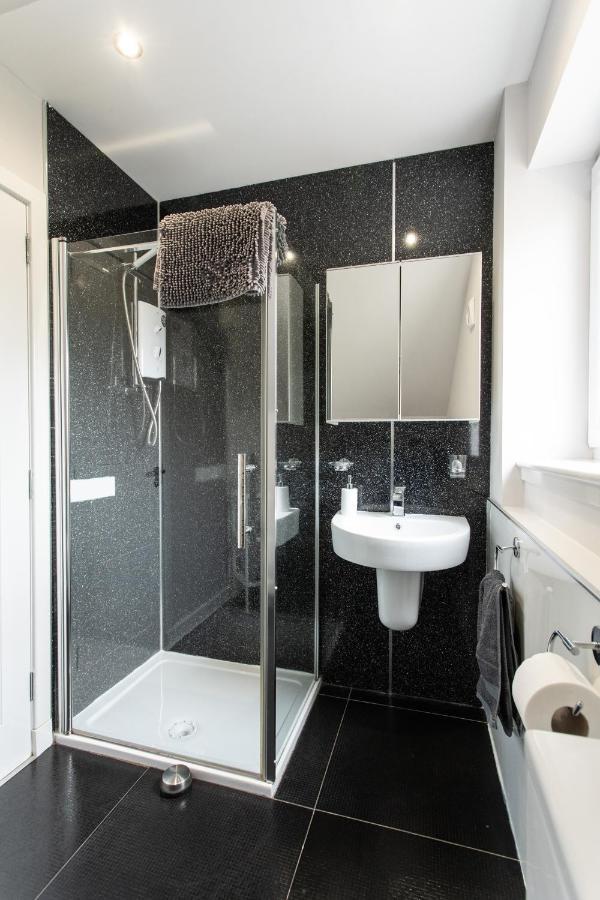 4 Private Bedroom House With 3 Parking Spaces Free *
