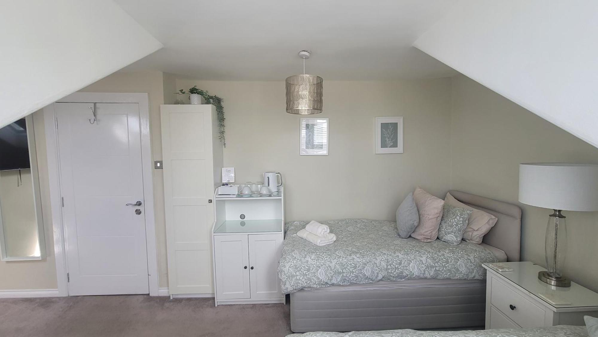 4 Private Bedroom House With 3 Parking Spaces Free *