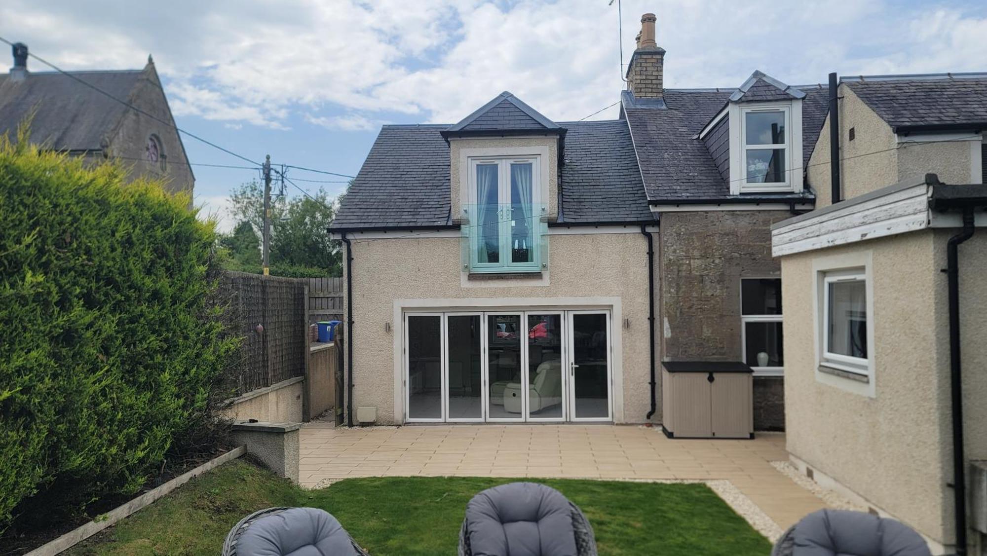 4 Private Bedroom House With 3 Parking Spaces Free *
