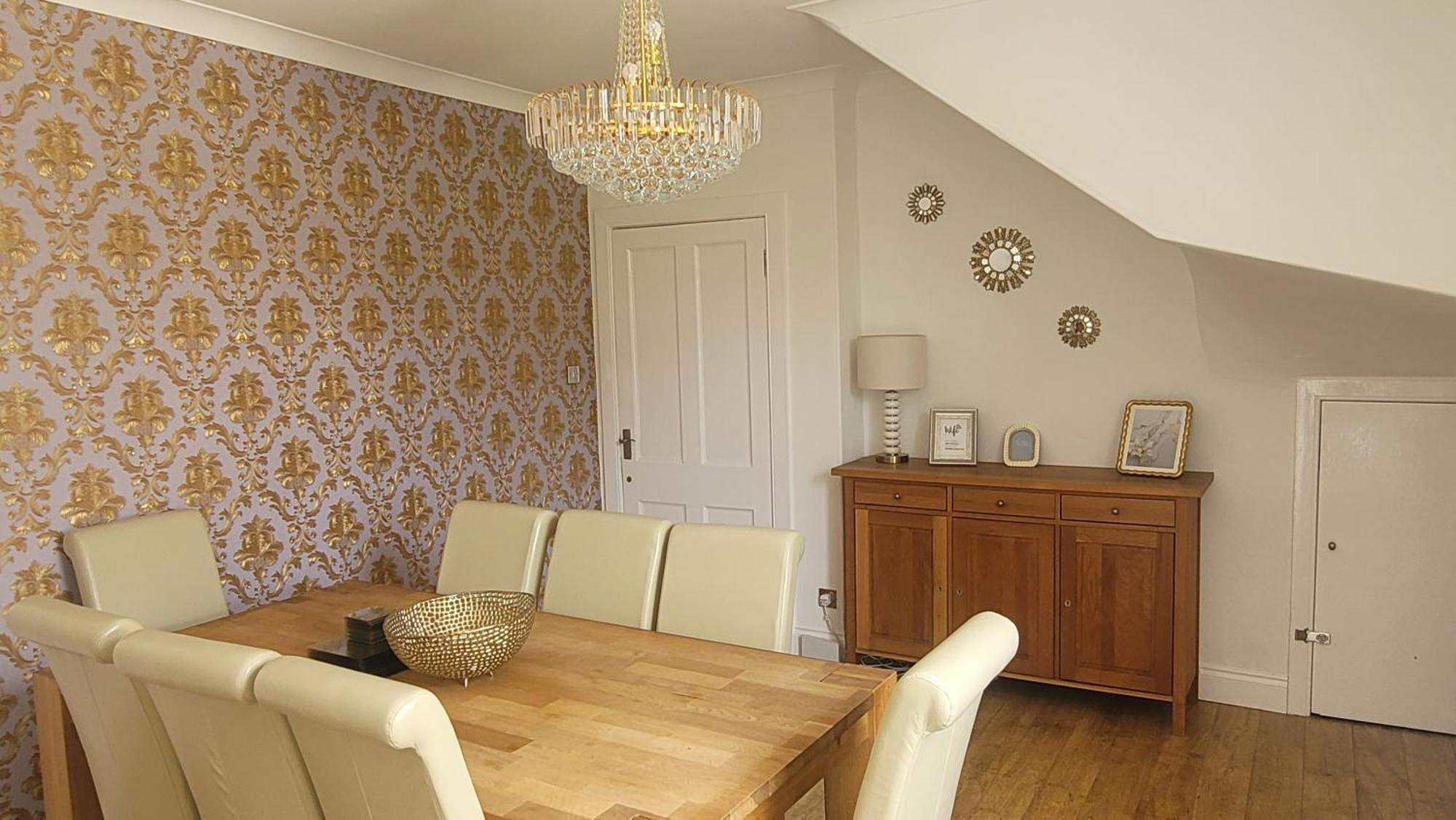 4 Private Bedroom House With 3 Parking Spaces Free